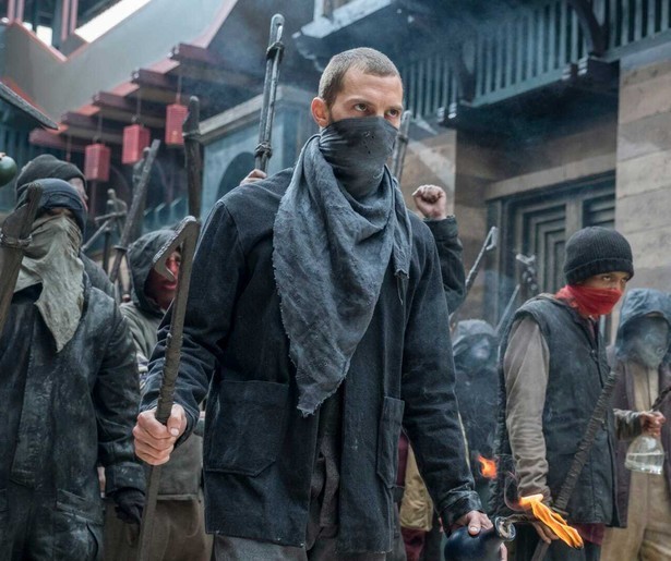 Taron Egerton schiet met scherp in Robin Hood