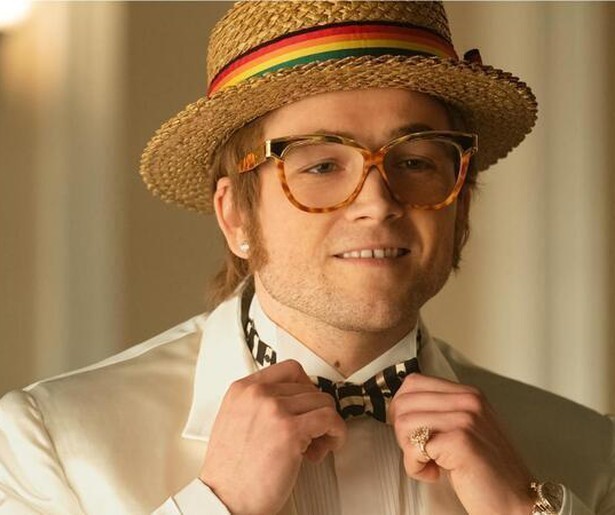 Taron Egerton doet Elton John na