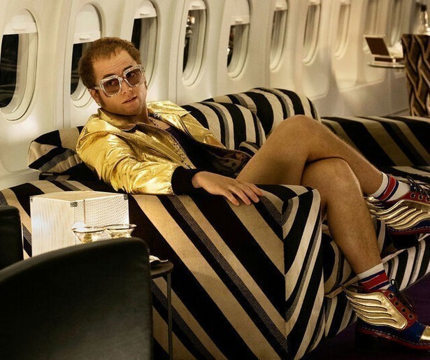Taron Egerton doet Elton John na