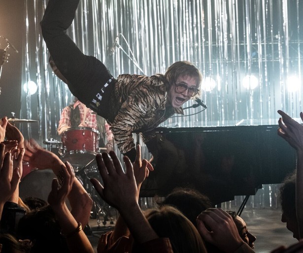 Taron Egerton kruipt in Rocketman in huid van Elton John