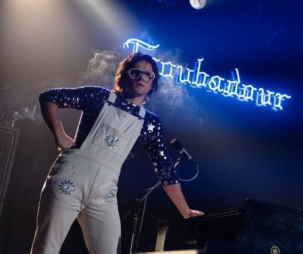 Taron Egerton doet Elton John na in Rocketman