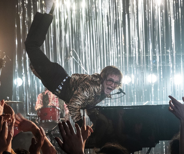 Taron Egerton pakt het podium als Elton John in Rocketman