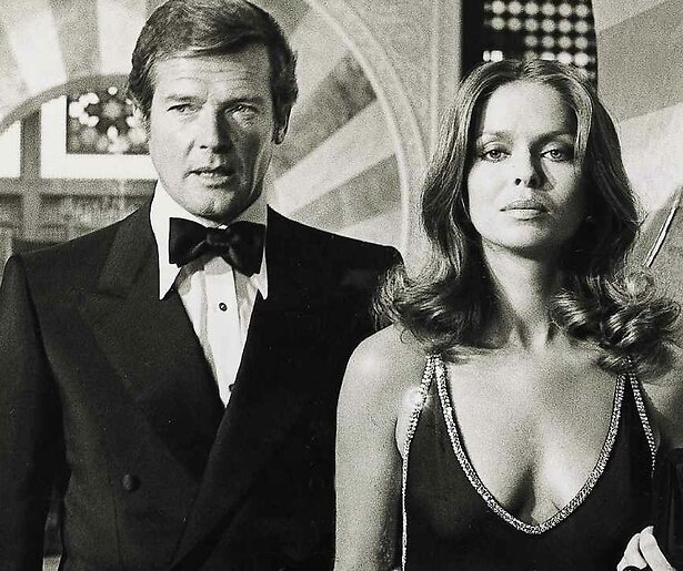 Roger Moore en Barbara Bach bundelen hun krachten in The Spy Who Loved Me