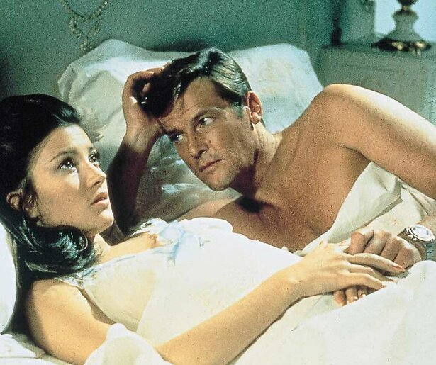Roger Moore bewijst dat ook hij een waardige James Bond is in Live and Let Die