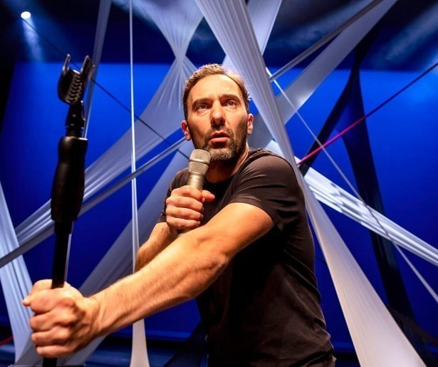 SBS6 zendt de Ronald Goedemondts voorstelling Met Knielende Knikjes uit