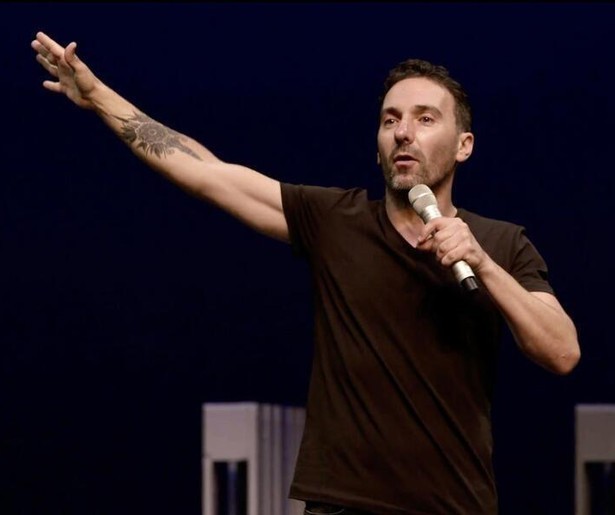 Ronald Goedemondt maakt grappen over de alledaagse dingen in Numero Uno