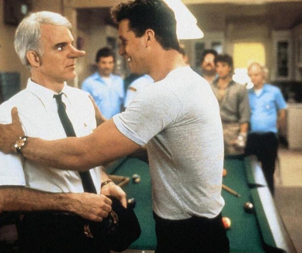 Steve Martin trekt een lange neus in Roxanne