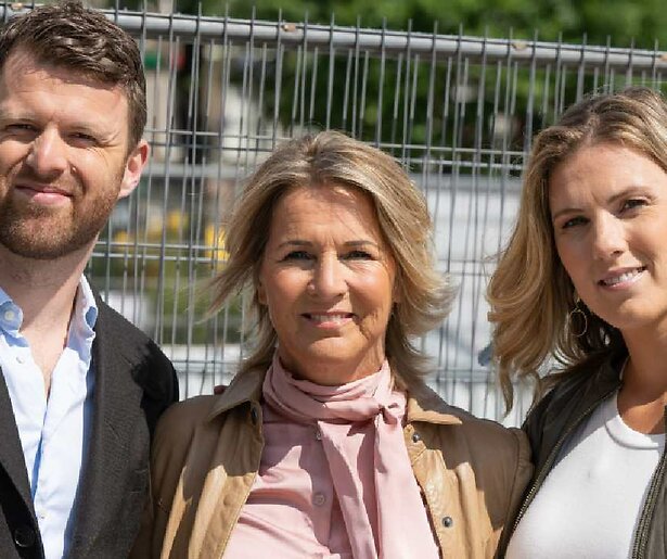 Royce en Kelly leren alles over de totstandkoming van het monument voor Peter. R de Vries