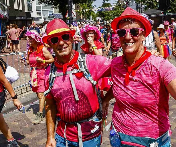 De Nijmeegse Vierdaagse kleurt compleet roze