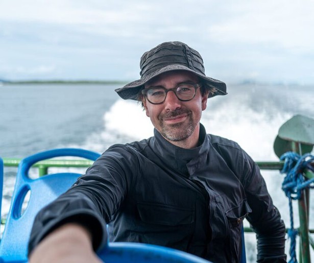 Ruben Terlou buigt zich over de sultan van Sulu in Ruben langs de Zuid-Chinese Zee