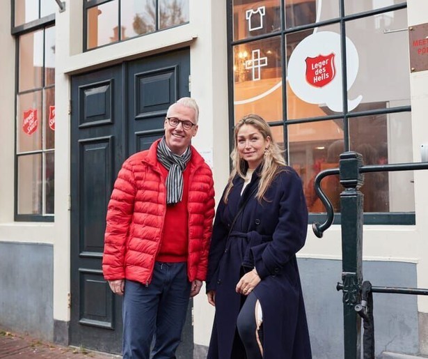Rudolph van Veen helpt mee in de keuken van het Leger des Heils