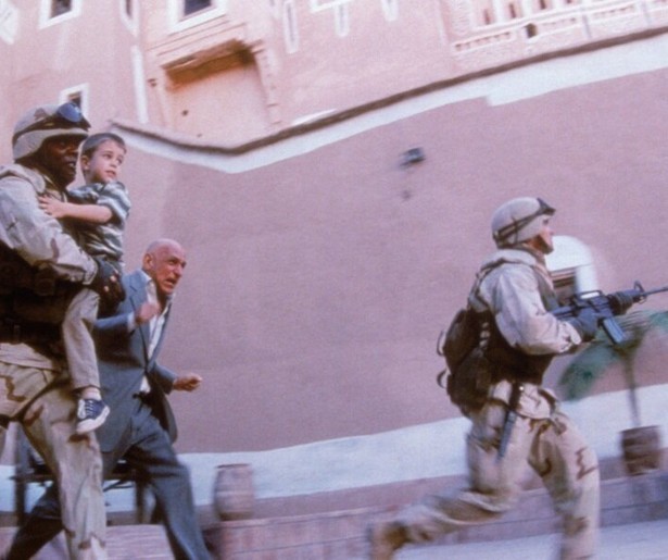 Samuel L. Jackson en Tommy Lee Jones staan voor hete vuren in Rules of Engagement