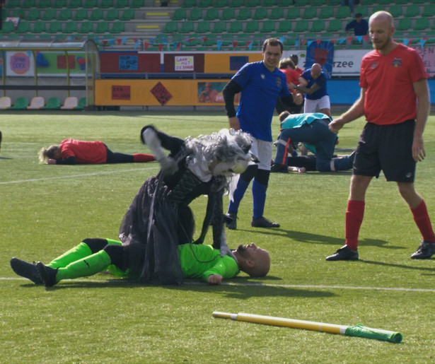 Yannick van de Velde en Tom van Kalmthout nemen voetbal op de hak in Rundfunk: Schwalbe