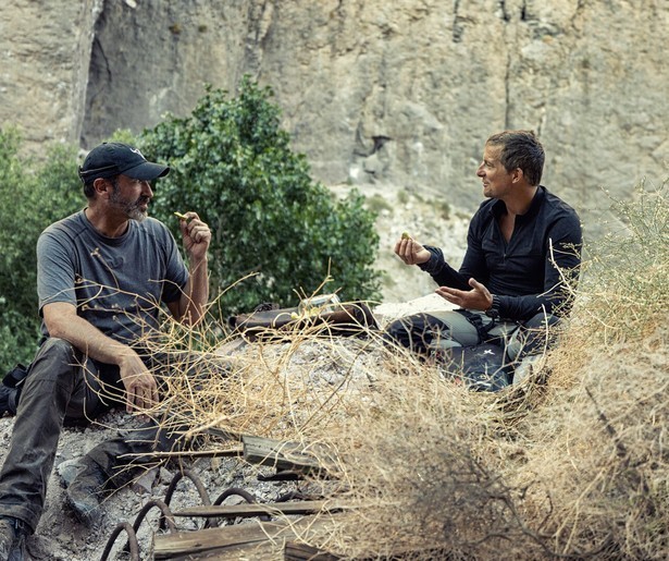 Bear Grylls stoomt celebrities klaar voor survivallen in de wildernis