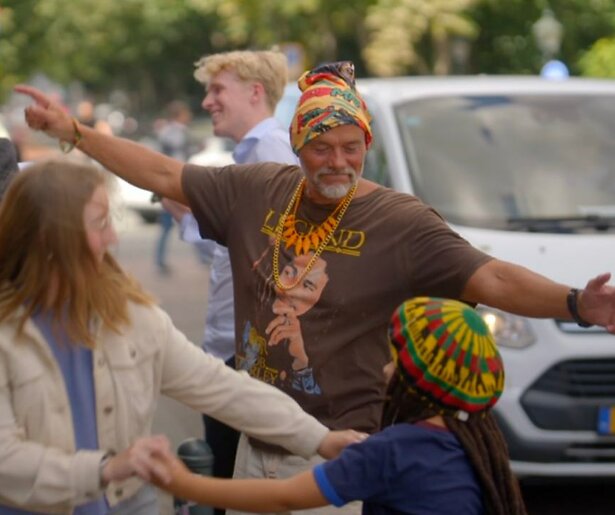 De groep blikt terug in de laatste aflevering van Rutger en de Uitkeringstrekkers op Vakantie