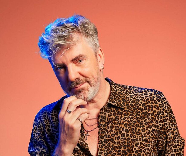 Ruud de Wild schuift aan bij Özcan Akyol in De Geknipte Gast