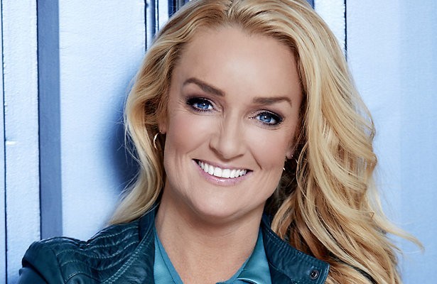 Videosnack: Samantha Steenwijk zingt over online pesten 