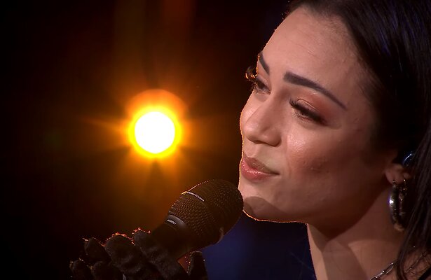 Sarita Lorena verrast Claudia de Breij met Portugese versie Mag Ik Dan Bij Jou