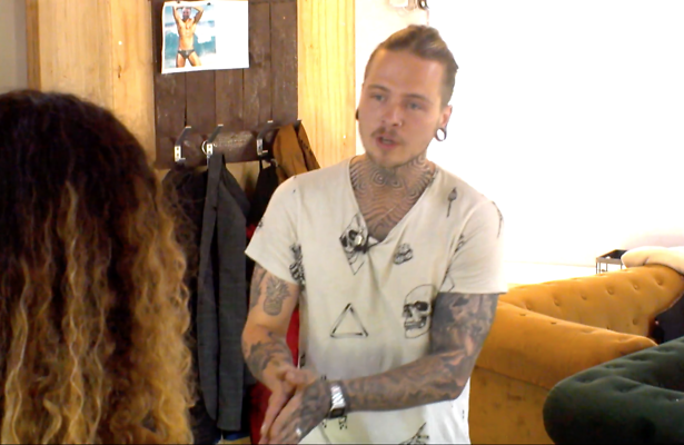 Videosnack: Utopiaan Dylan is woedend op kapster Shelley