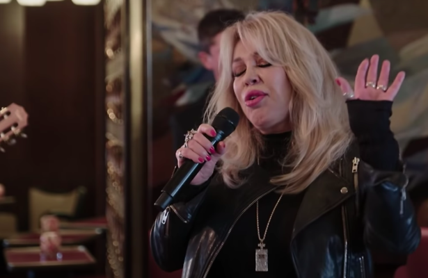 Kijkers dolenthousiast over Patricia Paay's versie van 'Op Me Monnie' 