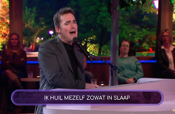 Zien! Jeroen van der Boom zingt liedje voor criticasters van VI
