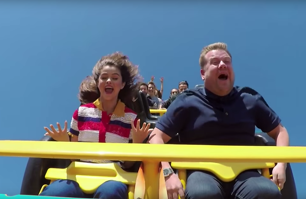 Videosnack: Selena Gomez en James Corden zingen in de achtbaan