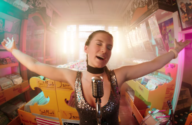 Videosnack: Maan schittert in nieuw nummer DJ