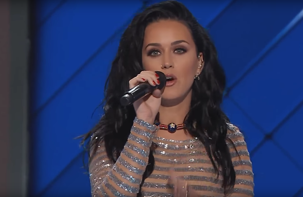 Videosnack: Katy Perry zingt voor Hillary Clinton
