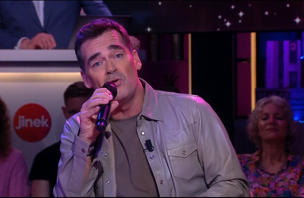 Zanger Jeroen van der Boom ontroert Eva Jinek met AI-liedje