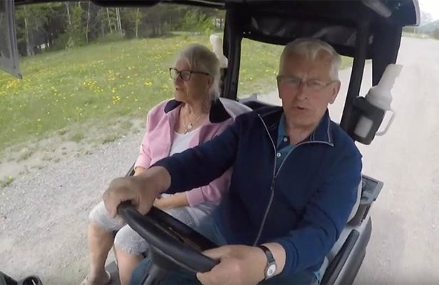 Videosnack: Racen met golfkarretjes in De Wereld Rond met 80-Jarigen