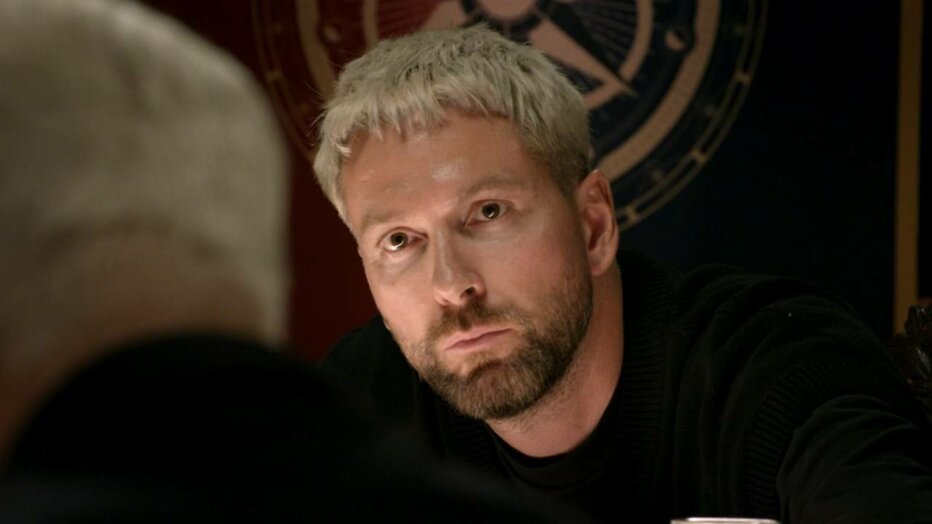 Sander Huisman luistert naar mede-verrader Jan Slagter.