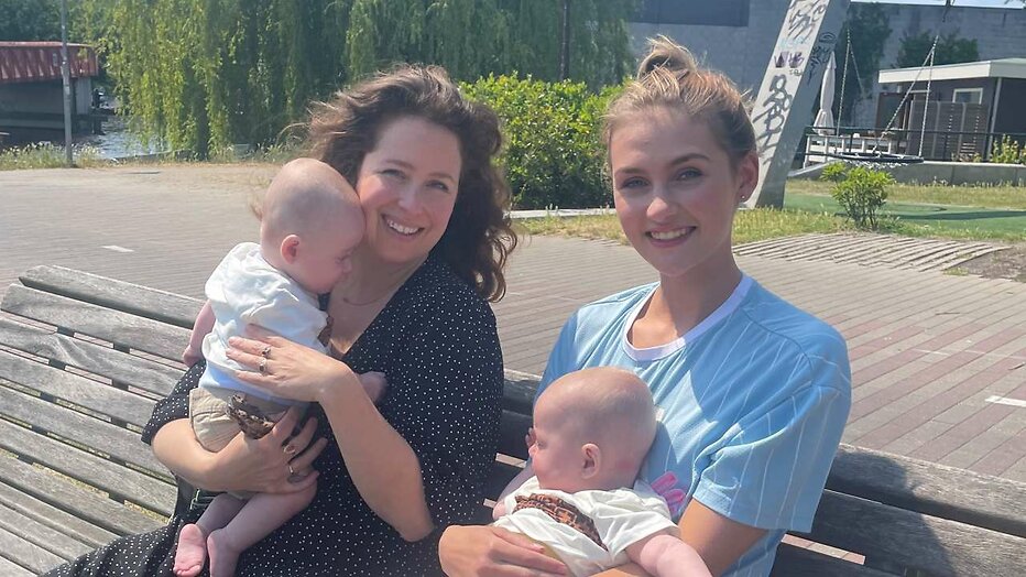 Sanne Vogel en Nina voor Vier Handen op Eén Buik