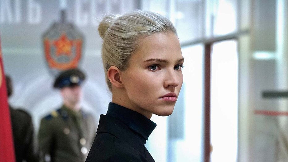 Sasha Luss als Anna in de actiefilm Anna