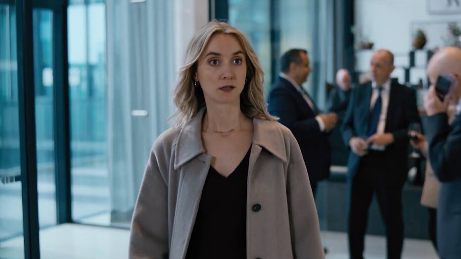 Julia Akkermans als Anouk