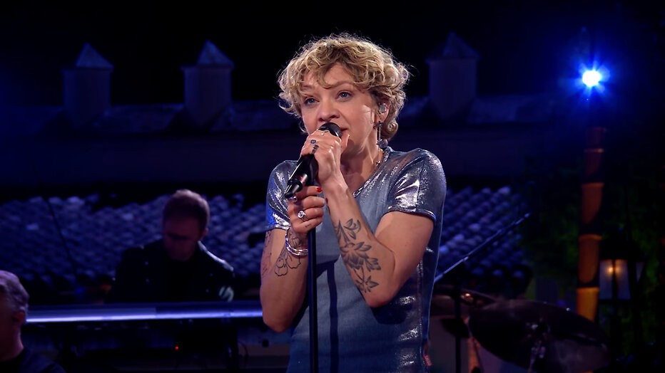 Jaqueline Govaert zingt voor Typhoon 