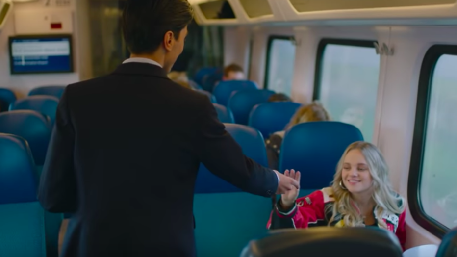 Ali B Knipoogt Naar Trein Uitspraken Thierry Baudet In Nieuwe Videoclip