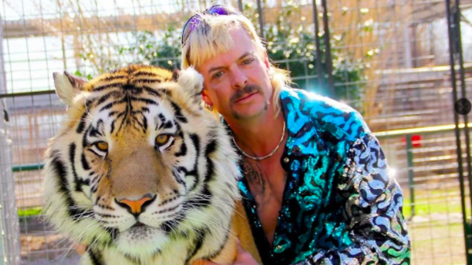 Joe Exotic van het programma Tiger King met een tijger Joe Exotic van het programma Tiger King met een tijger