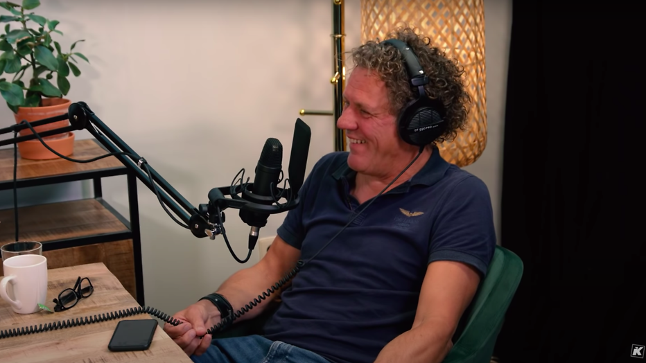 Kees van der Spek tijdens de opnames van de Effe Relativeren-podcast van Kaj Gorgels Kees van der Spek tijdens de opnames van de Effe Relativeren-podcast van Kaj Gorgels