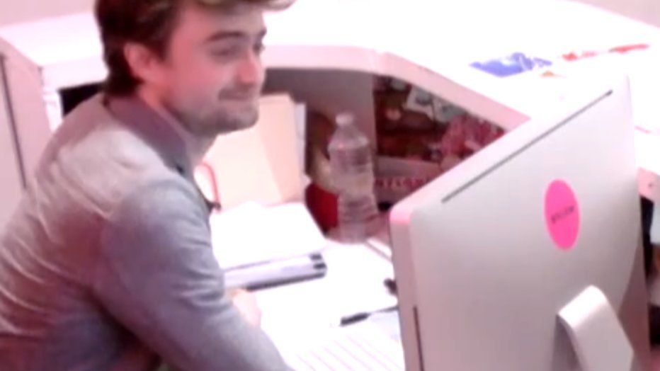 YouTube-hit: Daniel Radcliffe aan het werk als receptionist
