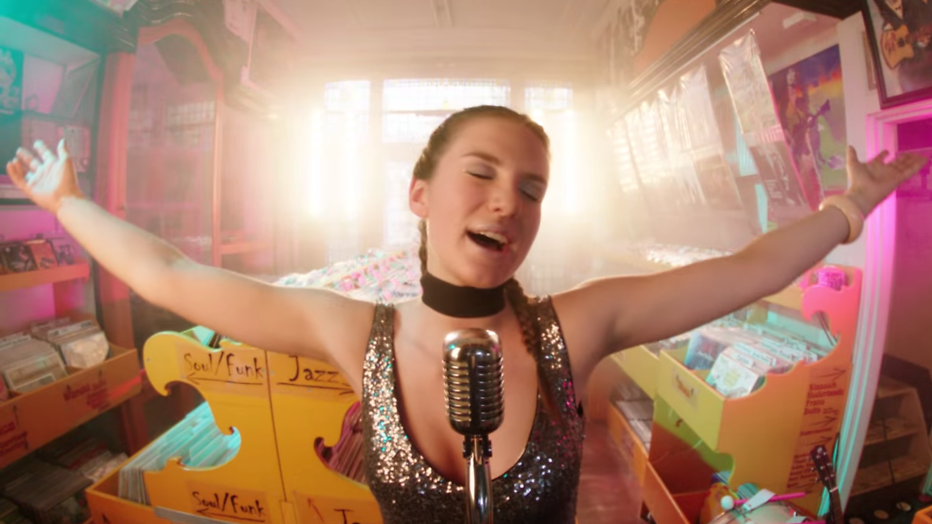 Videosnack: Maan schittert in nieuw nummer DJ