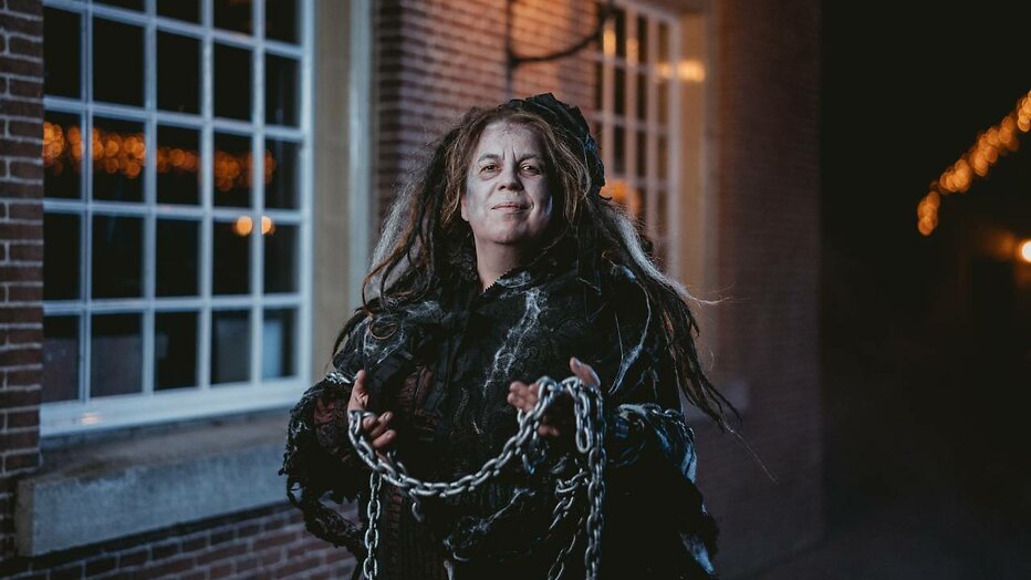 Francis van Broekhuizen in het spektakel als Jacoba Marley.