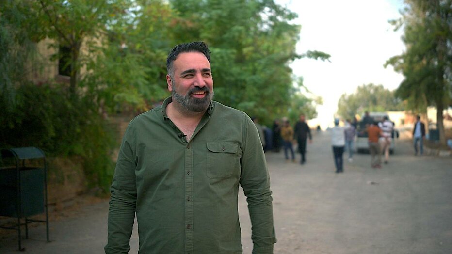 Presentator Sinan Can doet mee aan krantenproject.