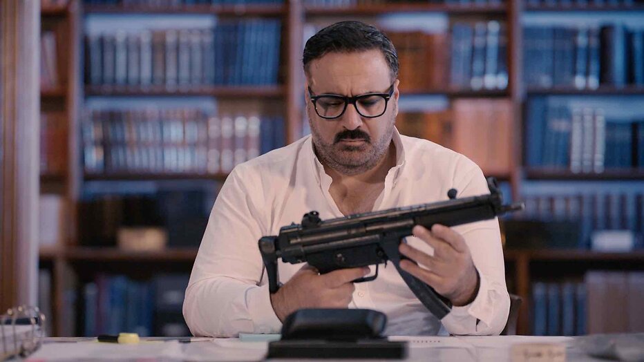 Sinan met een automatisch geweer Sinan met een automatisch geweer