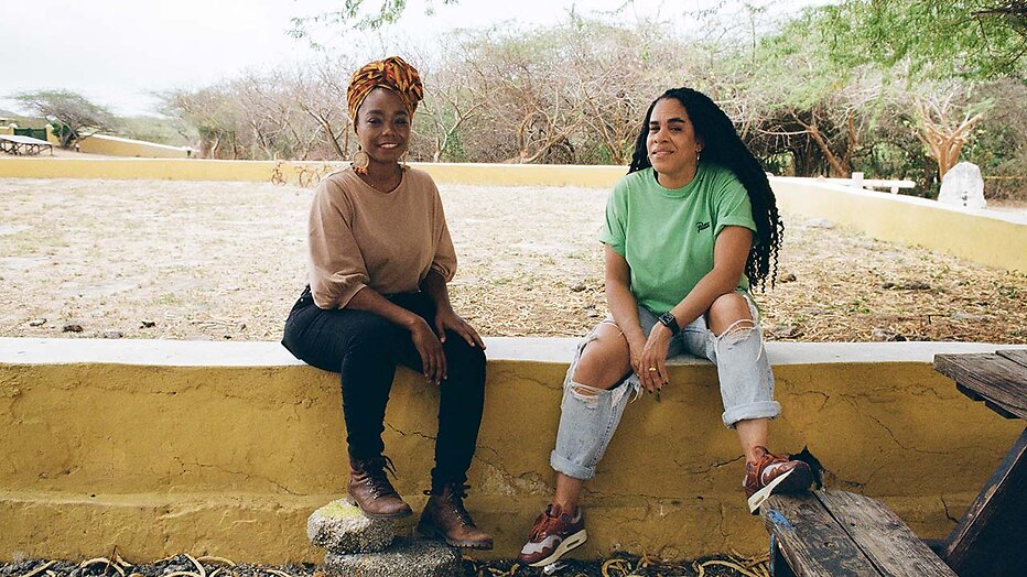 Ira Kip (rechts) in gesprek met Nathania Engelhart (links)