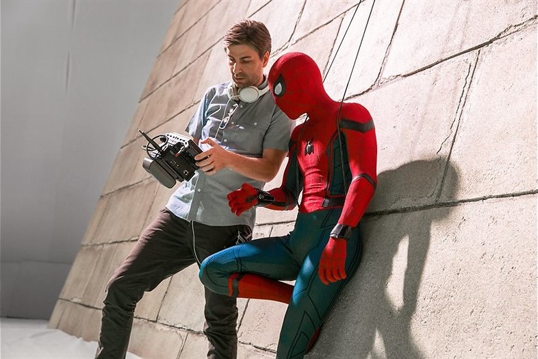 Tom Holland slingert aan zijn web Tom Holland slingert aan zijn web