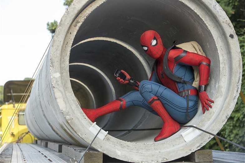 Tom Holland slingert aan zijn web Tom Holland slingert aan zijn web