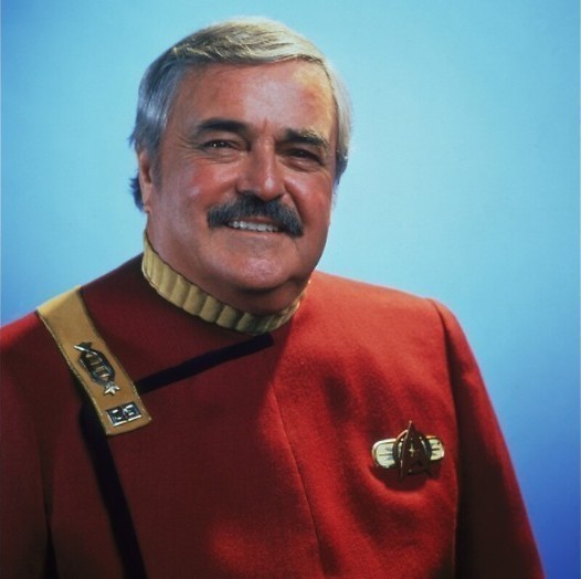 Kapitein Kirk en zijn bemanning banen zich weer een weg door de ruimte Kapitein Kirk en zijn bemanning banen zich weer een weg door de ruimte