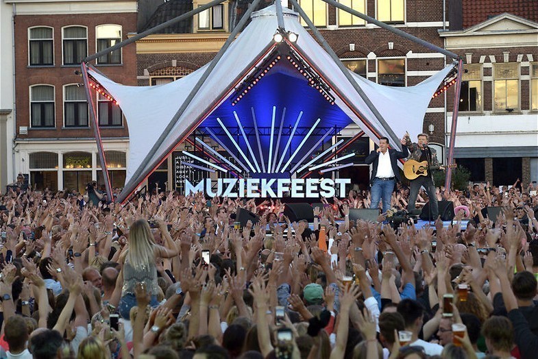 Eindelijk weer Sterren Muziekfeest op het Plein Eindelijk weer Sterren Muziekfeest op het Plein