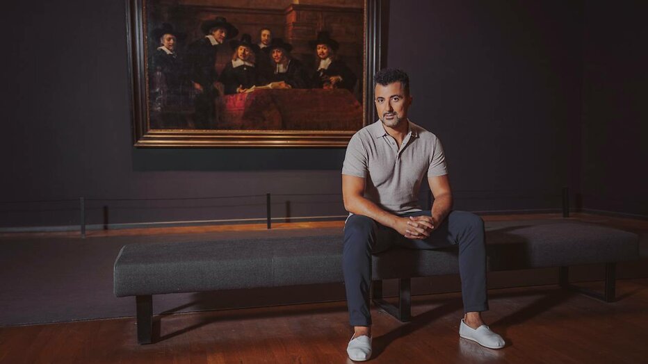 Presentator Özcan Akyol in het programma Sterren op het Doek.