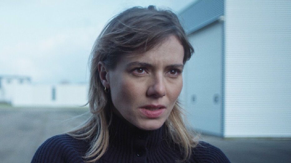 Sallie Harmsen in Alpha 00